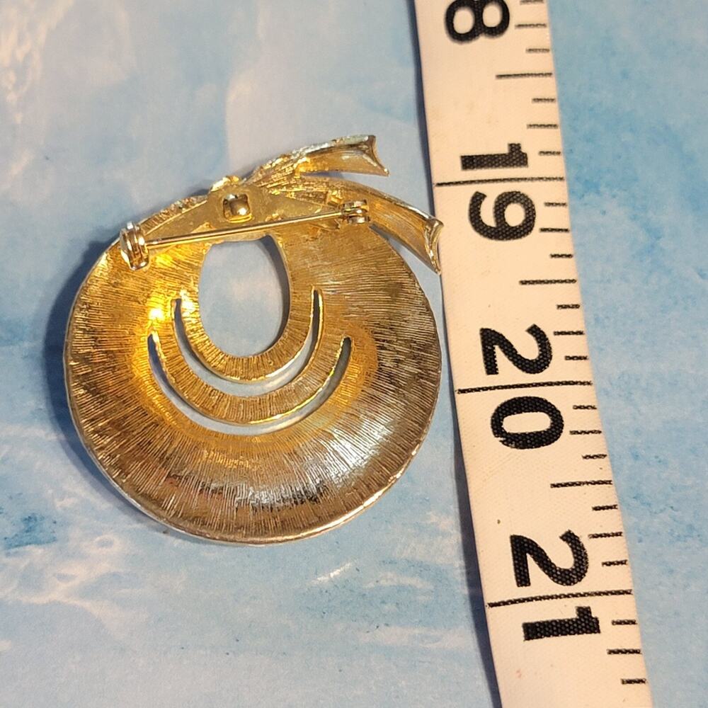 Vintage Modernist White Enamel Wreath Brooch Pin 1.75" Gold-tone Metal go-58 - Picture 6 of 6